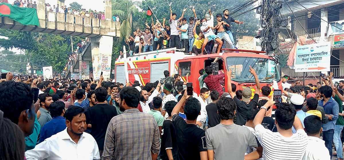 কক্সবাজার শহরের প্রধান সড়কে বিজয় উল্লাস করেন আন্দোলনকারীরা। আজ বিকেলে