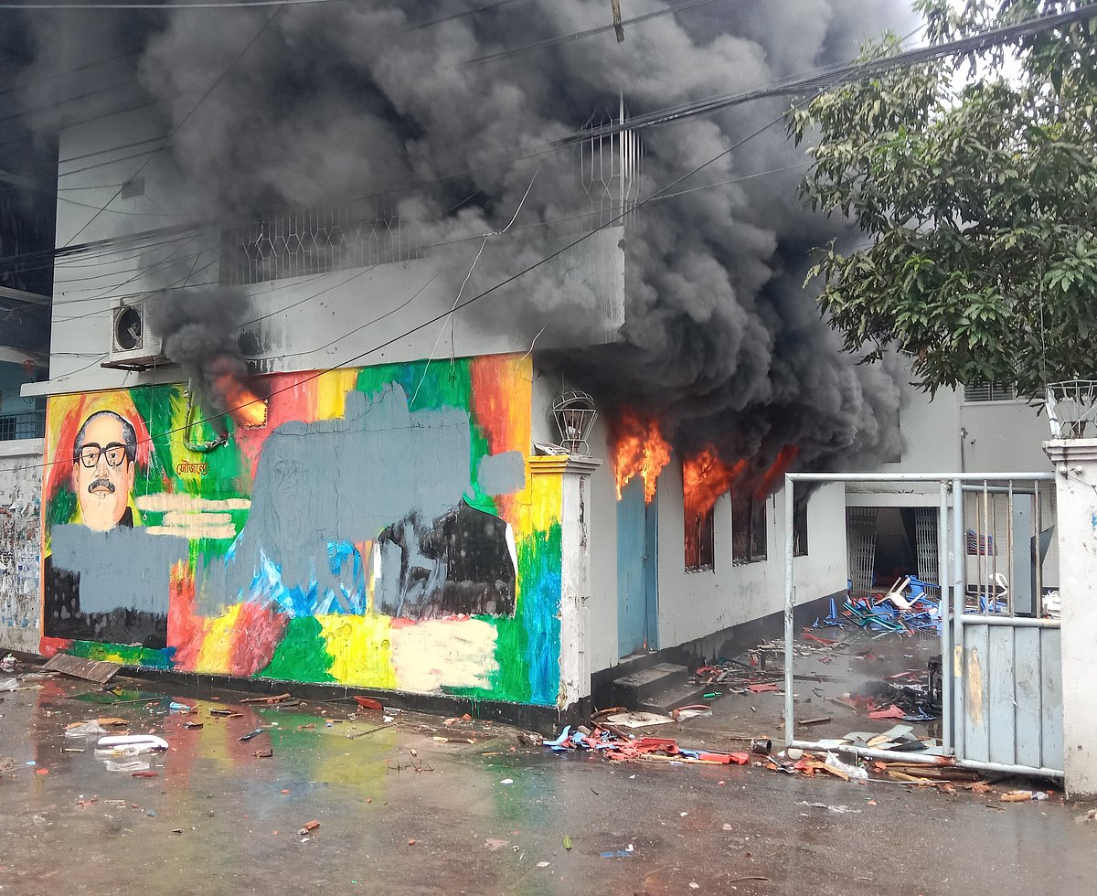 ঝালকাঠিতে সংসদ সদস্য আমির হোসেন আমুর রোনালসে রোডের বাড়িতে আগুন দিয়েছে বিক্ষুব্ধ জনতা