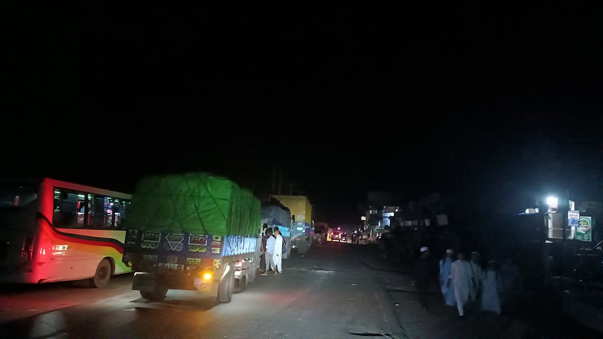 চট্টগ্রামের লোহাগাড়া অংশে দীর্ঘ সময় ধরে আটকা পড়ে আছে শত শত যানবাহন। ৩ জুন, রাত ১২টা, ২০২৪