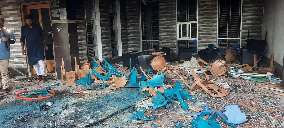 টাঙ্গাইল শহরের পূর্ব আদালতপাড়ায় সংসদ সদস্য তানভীর হাসানের বাসভবনও ভাঙচুর করা হয়েছে। আজ রোববার দুপুরে