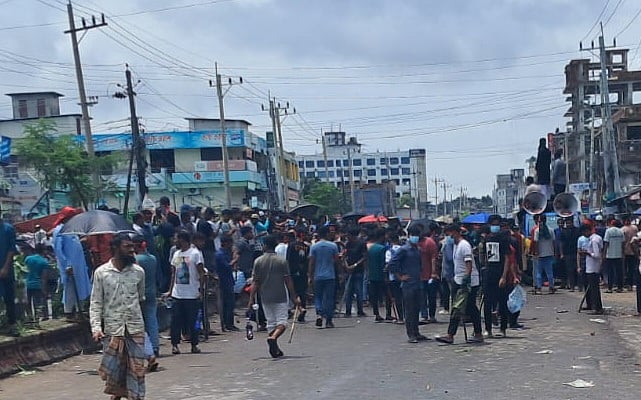 এক দফা দাবিতে অসহযোগ আন্দোলনের অংশ হিসেবে নোয়াখালী শহরের প্রধান সড়ক দখলে নেন আন্দোলনকারীরা। আজ বেলা ১১টায় মাইজদীপুর বাজারে