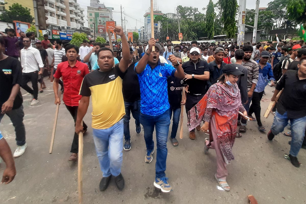 বৈষম্যবিরোধী ছাত্র আন্দোলনে সকাল থেকেই শিক্ষার্থীরা খুলনার শিববাড়ী মোড়ে অবস্থান নেন