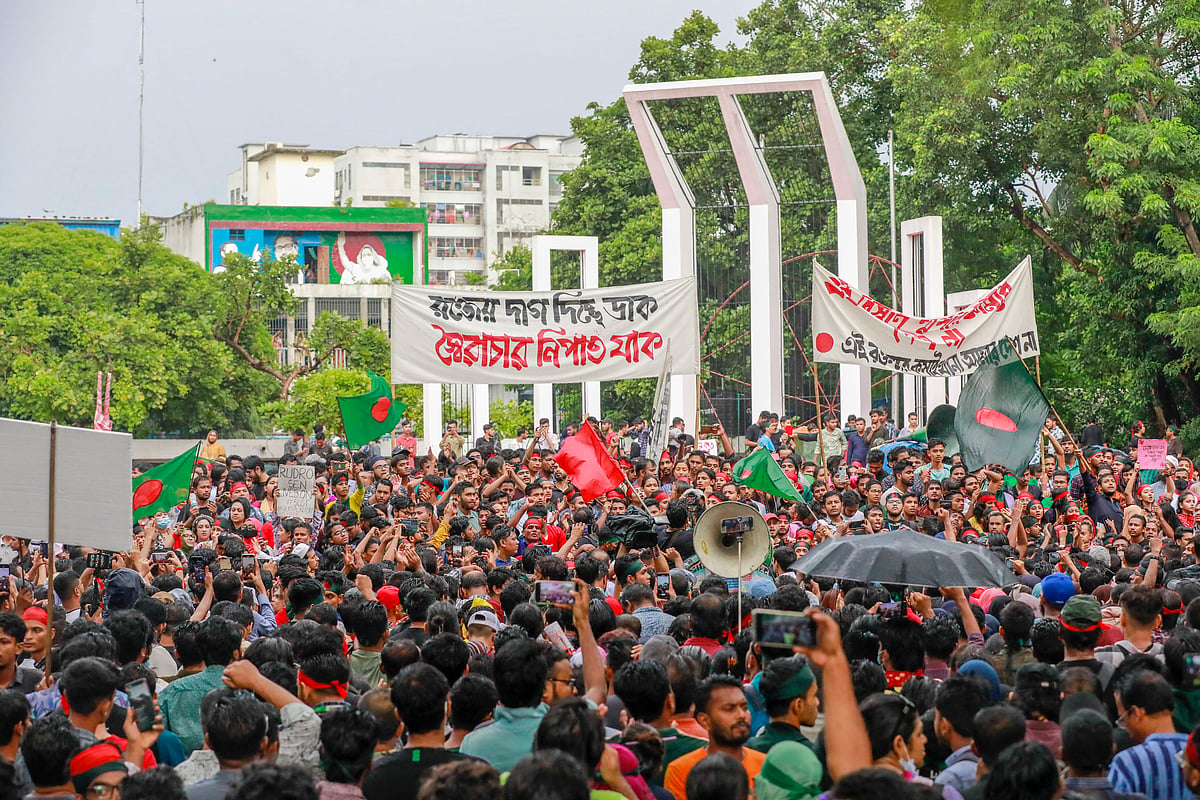 কোটা সংস্কার আন্দোলন ঘিরে সংঘর্ষে শিক্ষার্থী হত্যা এবং তারপর গ্রেপ্তার ও মামলার প্রতিবাদে সমাবেশে যোগ দেন বহু মানুষ। কেন্দ্রীয় শহীদ মিনার