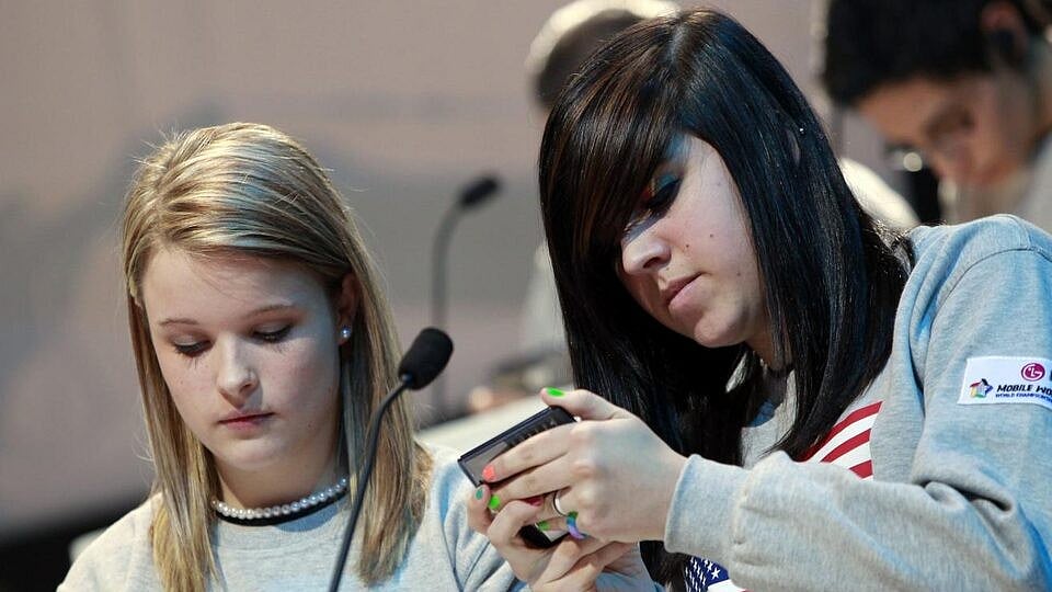 স্মার্টফোন ব্যবহারের সুযোগ না পেলে অনেকেই উদ্বিগ্ন বোধ করেন