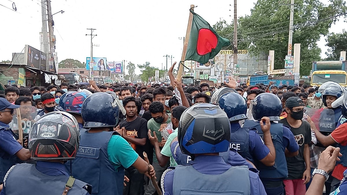 বৈষম্যবিরোধী ছাত্র আন্দোলনের ব্যানারে কয়েক শ শিক্ষার্থী বিক্ষোভ মিছিল বের করলে বাধা দেয় পুলিশ। আজ বৃহস্পতিবার দুপুরে গাইবান্ধা শহরের পলাশপাড়া মোড় এলাকায়