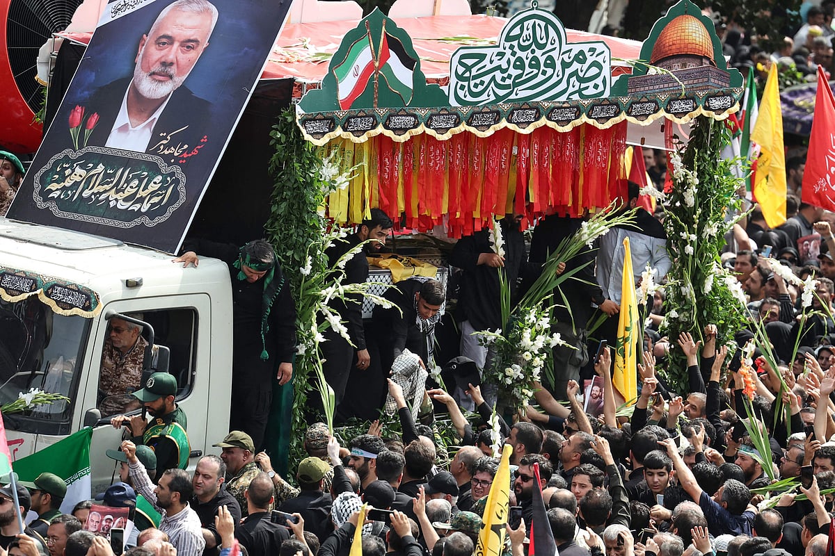 হামাস নেতা ইসমাইল হানিয়ার জন্য শোক প্রকাশ করছেন ফিলিস্তিনের এক নারী। ২ আগস্ট লেবাননের রাজধানী বৈরুতে