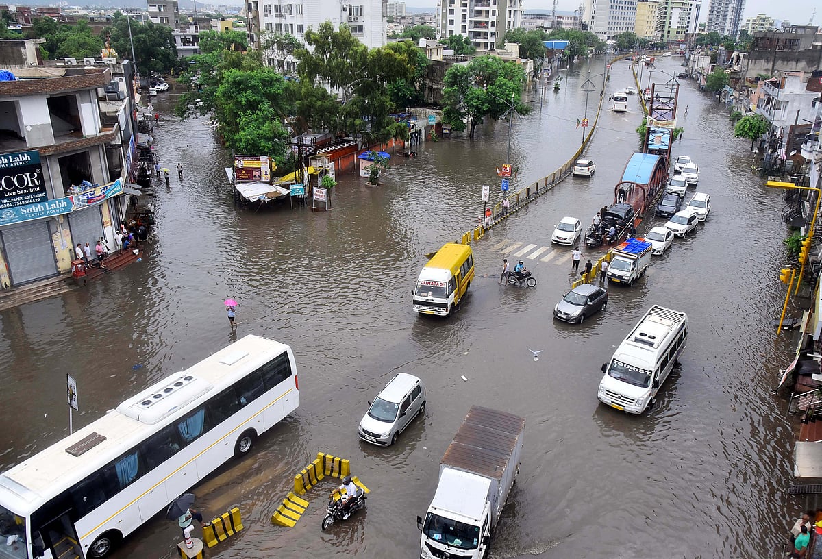 প্রবল বৃষ্টিতে সৃষ্ট বন্যায় ডুবে গেছে ভারতের মরুরাজ্য রাজস্থানের শহর জয়পুরের রাস্তাঘাট। ৩১ জুলাই