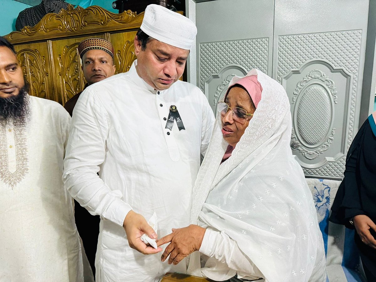 সাবেক মেয়র জাহাঙ্গীর আলম চিকিৎসা শেষে বাড়িতে পৌঁছে মা মেয়র জায়েদা খাতুনকে জড়িয়ে কান্নায় ভেঙে পড়েন। আজ শনিবার দুপুরে গাজীপুরের ছয়দানা এলাকায়
