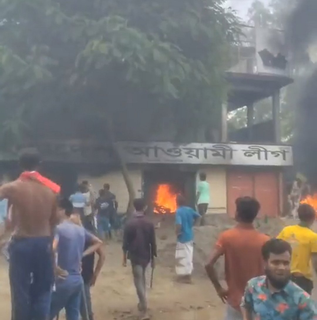 বৈষম্যবিরোধী আন্দোলনকারীদের সঙ্গে আওয়ামী লীগের নেতা-কর্মীদের সংঘর্ষের এক পর্যায়ে উপজেলা কার্যালয় ও কয়েকটি মোটরসাইকেলে আগুন ধরিয়ে দেওয়া হয়। আজ রোববার সিরাজগঞ্জের রায়গঞ্জ উপজেলার ধানগড়া বাসস্ট্যান্ড এলাকায়