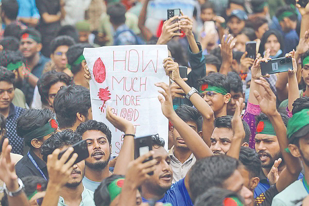 সম্প্রতি ছাত্র আন্দোলনকে কেন্দ্র করে দেশ উত্তাল হয়েছে। তঁাদের প্রতি সংহতি জানিয়েছে জনসাধারণ