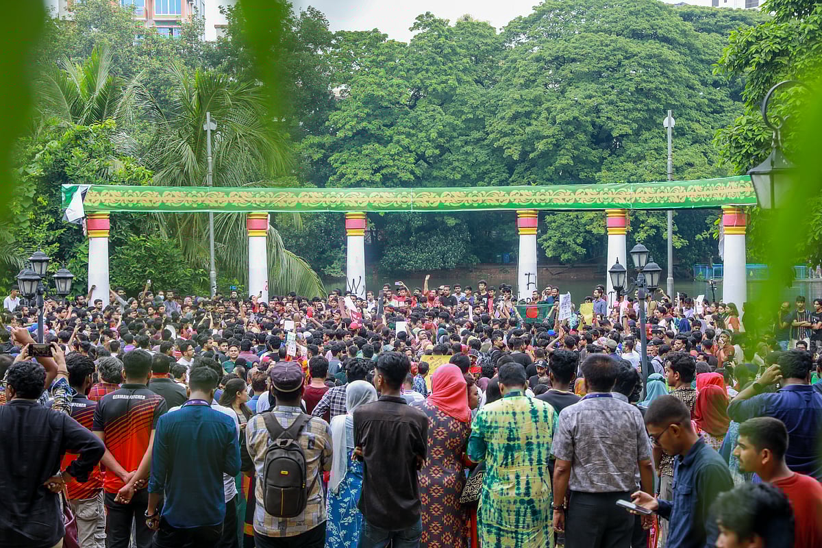 কোটা সংস্কার আন্দোলন ঘিরে আজ শনিবার রাজধানীর ধানমন্ডির রবীন্দ্রসরোবরে ছিল সংগীতশিল্পীদের প্রতিবাদী সমাবেশ। সেখানে যোগ দেন শিক্ষার্থীসহ সর্বস্তরের সাধারণ মানুষ