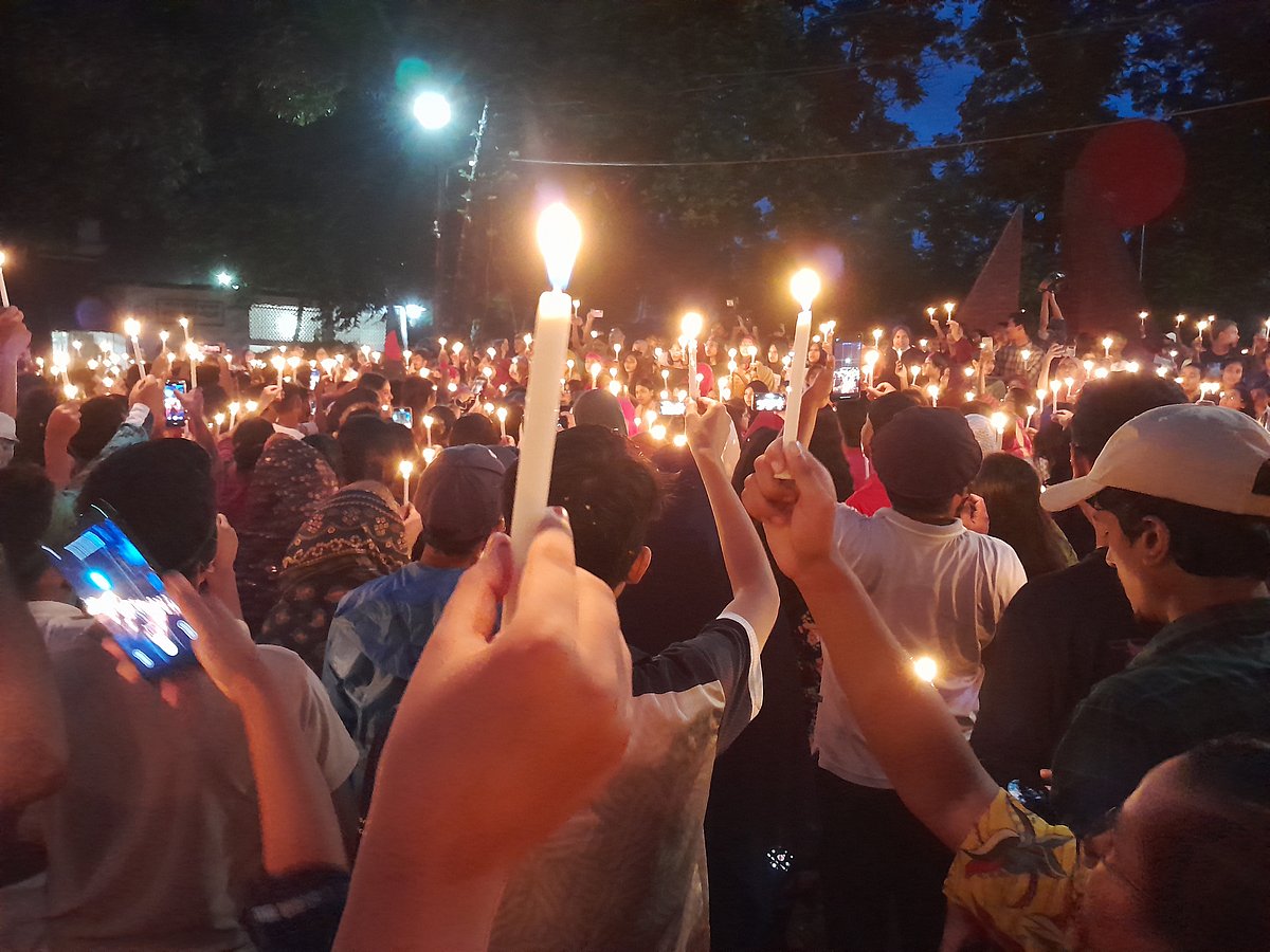 রংপুরে কেন্দ্রীয় শহীদ মিনার চত্বরে সারা দেশে নিহত ব্যক্তিদের স্মরণে মোমবাতি প্রজ্বালন করে বৈষম্যবিরোধী ছাত্র আন্দোলন। শনিবার সন্ধ্যায়