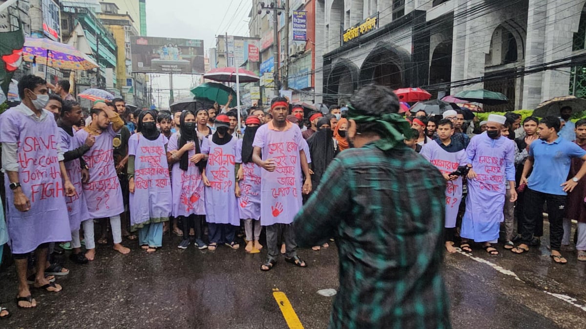 ফেনীতে শিক্ষার্থীদের গণমিছিল কাফনের কাপড় পরে অংশ নেন কিছুৃ শিক্ষার্থী। আজ বেলা আড়াইটায় শহীদ শহীদুল্লা কায়সার সড়কে