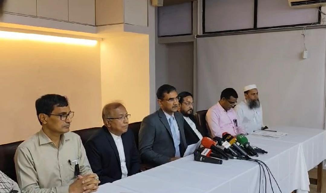 সুপ্রিম কোর্ট মিলনায়তনে আজ বৃহস্পতিবার বিকেলে সাংবাদিকদের সঙ্গে কথা বলেন তদন্ত কমিশনের সভাপতি হাইকোর্ট বিভাগের বিচারপতি খোন্দকার দিলীরুজ্জামান