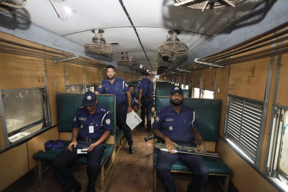 ১২ দিন পর ট্রেন চলাচল শুরু হলেও যাত্রী ছিল কম। আজ সকাল সাড়ে ১০টায় চট্টগ্রামের বটতলী রেলওয়ে স্টেশনে