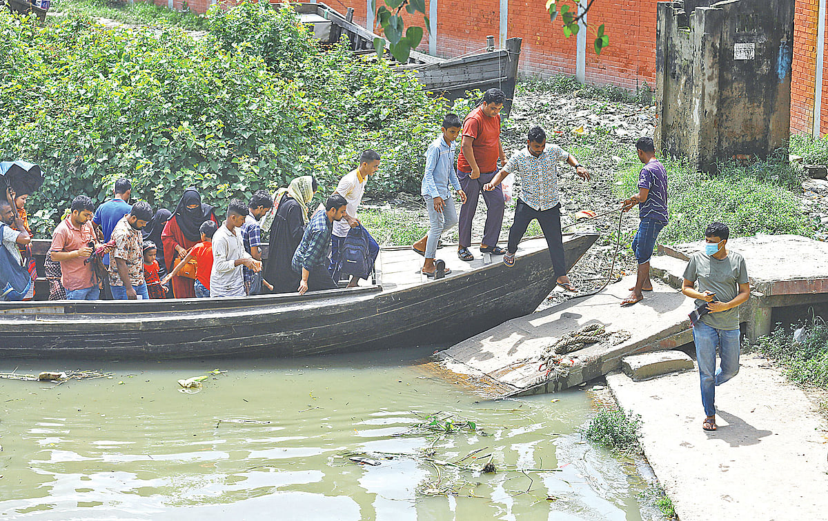 চট্টগ্রাম নগরের সল্টগোলা ঘাটটি নিয়ন্ত্রণ করছেন বিএনপির লোকজন। গতকাল সকাল ১০টায়