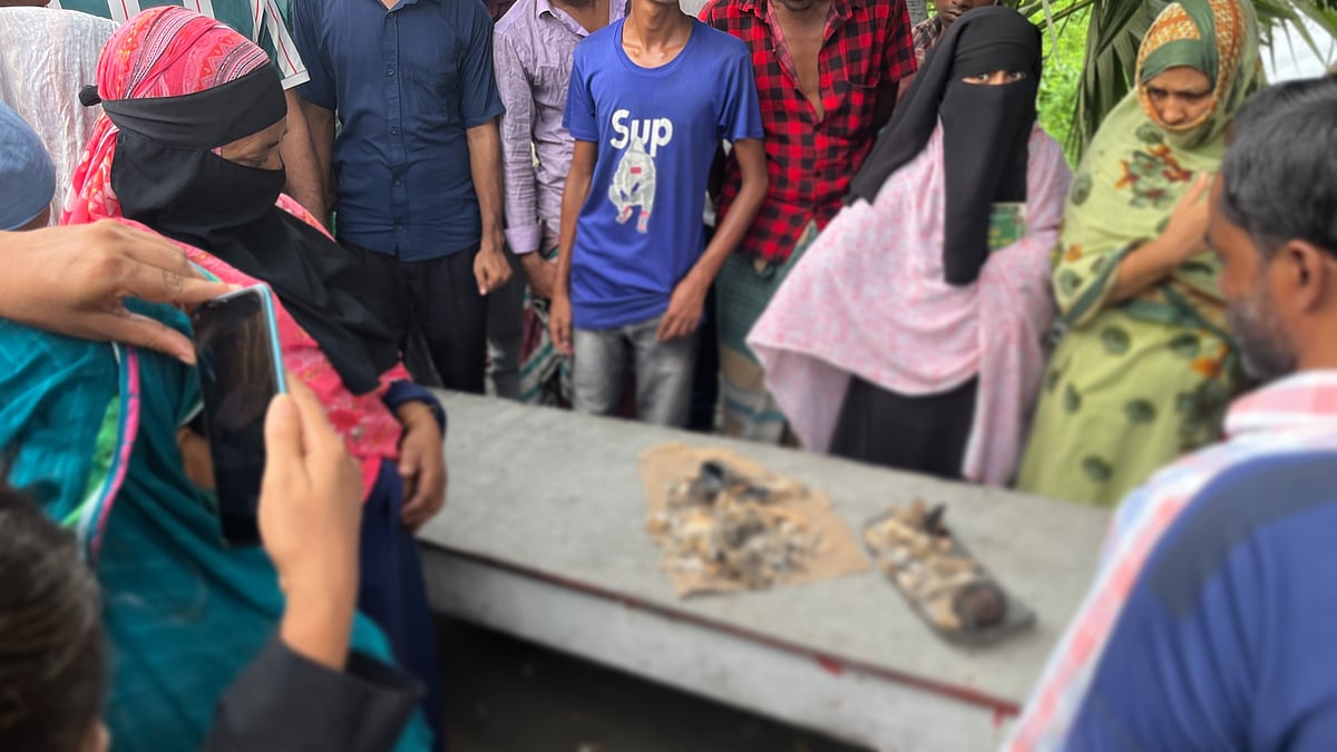 পোড়া ভবন থেকে উদ্ধার করা হাড়গোড়। রোববার বিকেলে রূপগঞ্জের রূপসী এলাকায় ওই কারখানার সামনে