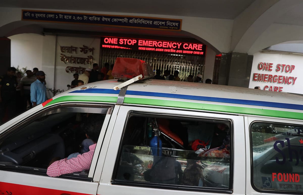 হাসপাতালে ভর্তির জন্য সন্তানসম্ভবা সুমাইয়া আক্তারকে নিয়ে আসেন পরিবারের সদস্যরা। আজ বেলা তিনটায় চট্টগ্রাম মেডিকেল কলেজ হাসপাতালের জরুরি বিভাগের সামনে