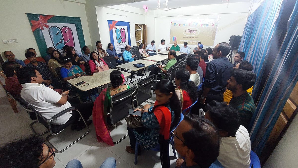 বিগত সময়ে অভিনয়শিল্পীদের আড্ডার ছবিটি প্রতীকী অর্থে ব্যবহার করা হয়েছে। ছবি: সংগৃহীত