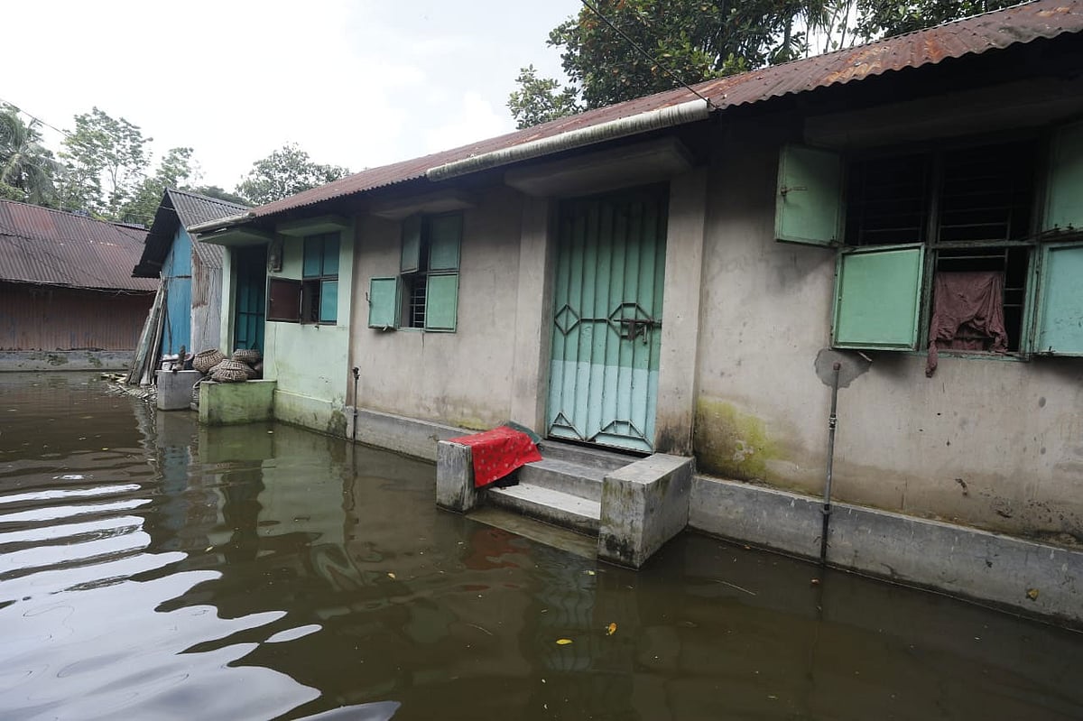 বাড়ির আঙিনায় এখনো জমে আছে পানি। আজ দুপুর ১২টায় ফেনীর দাগনভূঞা উপজেলার উত্তর করিমপুরে