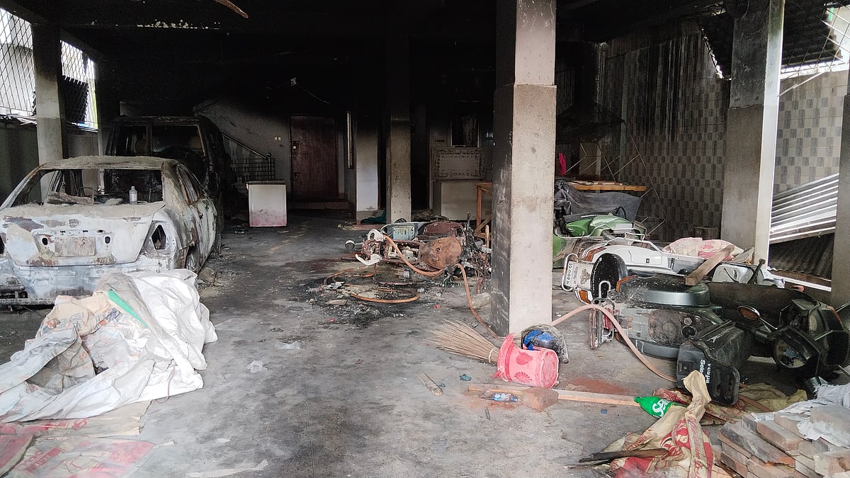 অগ্নিসংযোগের পর ধ্বংসস্তূপে পরিণত হয় বাড়িটি। ঘটনার পর মালিক বাড়িছাড়া। আজ রোববার সকালে যশোর শহরের লোন অফিসপাড়া এলাকায়