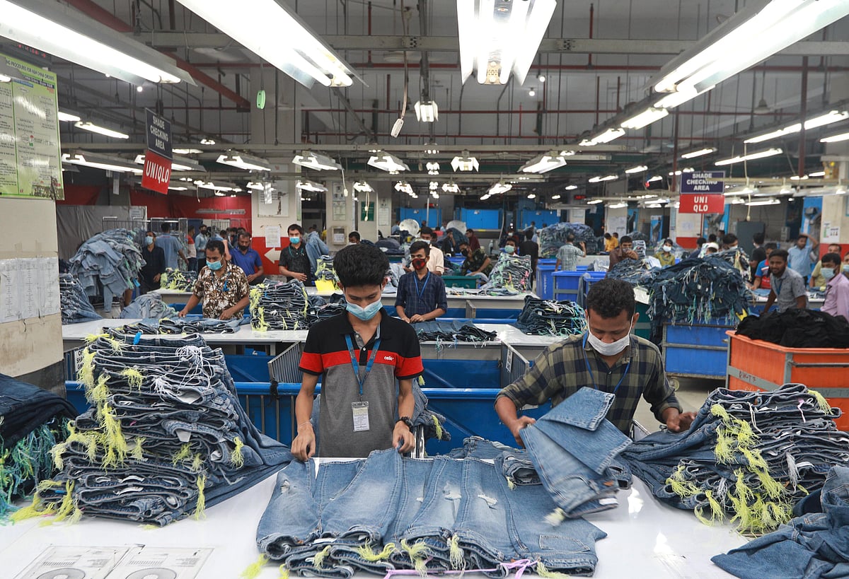 বাংলাদেশের অন্যতম শীর্ষস্থানীয় তৈরি পোশাক রপ্তানিকারক শিল্পগোষ্ঠী প্যাসিফিক জিনস গ্রুপের কারখানায় কাজ করছেন শ্রমিকেরা