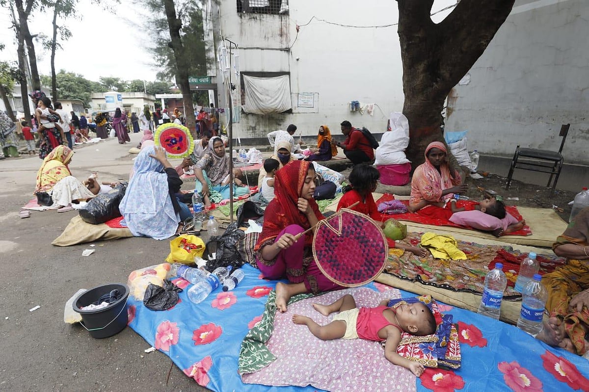 ফেনী ২৫০ শয্যার জেনারেল হাসপাতালে শয্যা না পেয়ে ডায়রিয়া ওয়ার্ডের সামনের খোলা চত্বরে শিশুদের চিকিৎসা দেওয়া হচ্ছে। ফেনী, ২ সেপ্টেম্বর