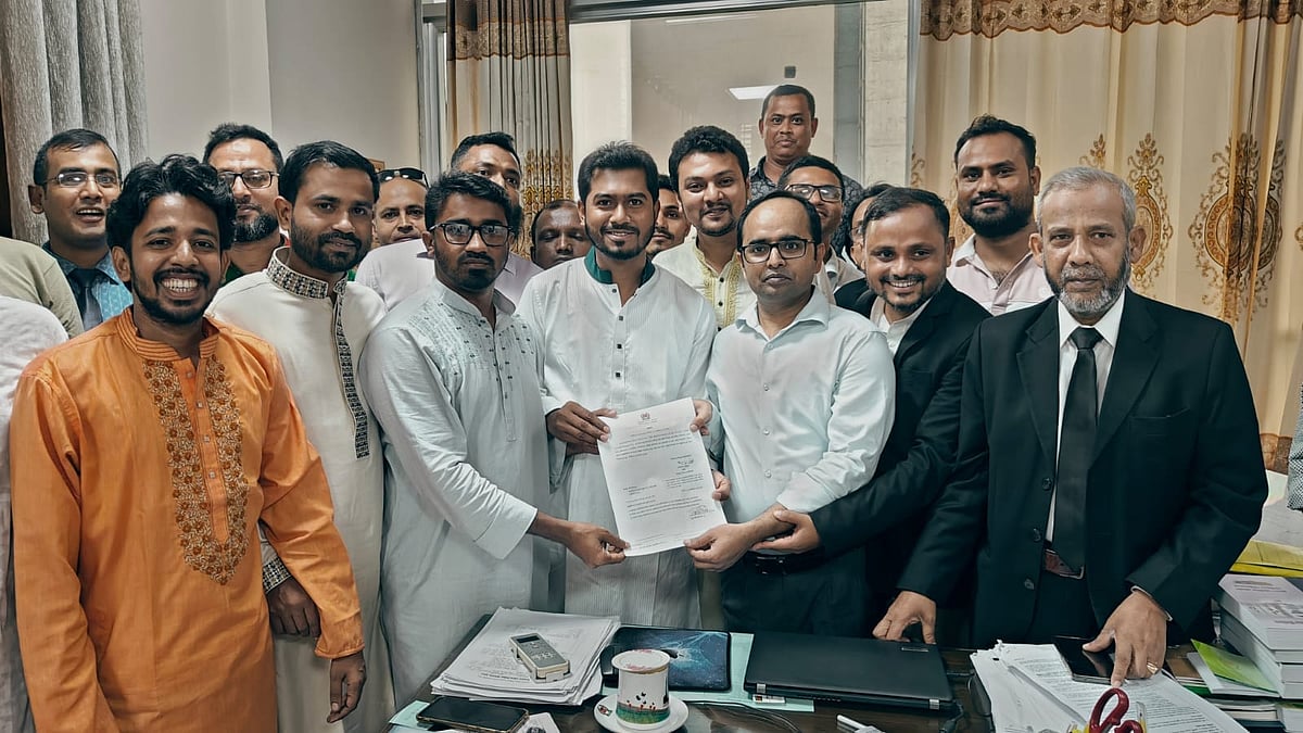 ঢাকা বিশ্ববিদ্যালয় কেন্দ্রীয় ছাত্র সংসদের (ডাকসু) সাবেক সহসভাপতি (ভিপি) নুরুল হকের নেতৃত্বাধীন দলটিকে আজ সোমবার নিবন্ধন দেয় ইসি