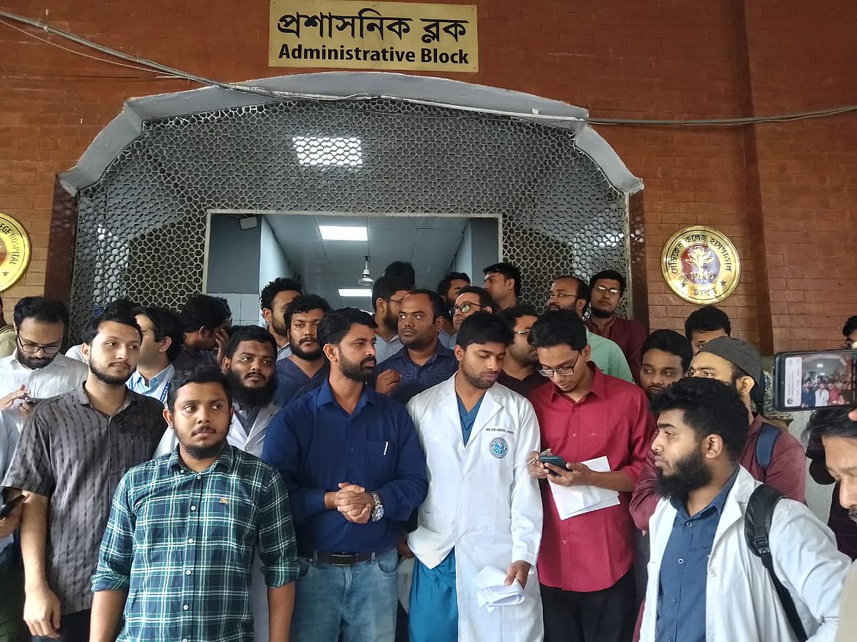 আন্দোলনকারী চিকিৎসকদের পক্ষে ঢাকা মেডিকেলের নিউরোসার্জারি বিভাগের আবাসিক সার্জন (রেসিডেন্ট) আবদুল আহাদ সাংবাদিকদের সামনে লিখিত বক্তব্য পড়ে শোনান। আজ দুপুরে ঢাকা মেডিকেল কলেজ হাসপাতালের পরিচালকের দপ্তরের সামনে