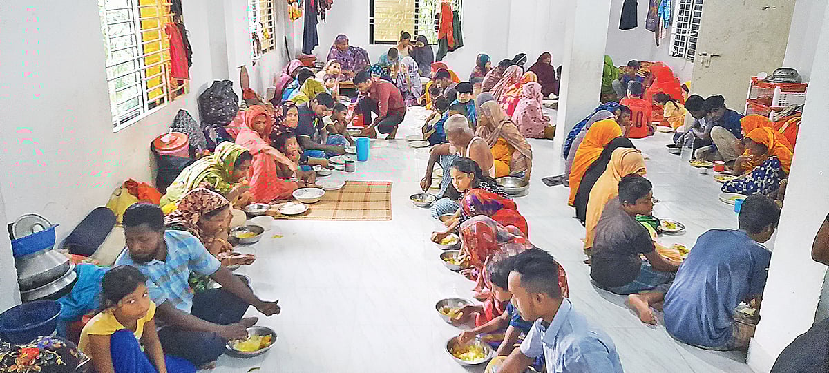 নোয়াখালীতে প্রথম আলো ট্রাস্টের উদ্যোগে বন্যাদুর্গত মানুষের মধ্যে রান্না করা খাবার বিতরণ করা হয়। গতকাল সেনবাগ উপজেলার কাদরা সরকারি প্রাথমিক বিদ্যালয় আশ্রয়কেন্দ্রে