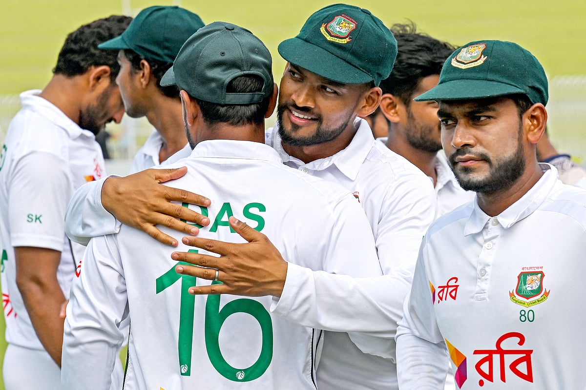 জয়ের পর সতীর্থদের বুকে টেনে নেন বাংলাদেশ অধিনায়ক নাজমুল