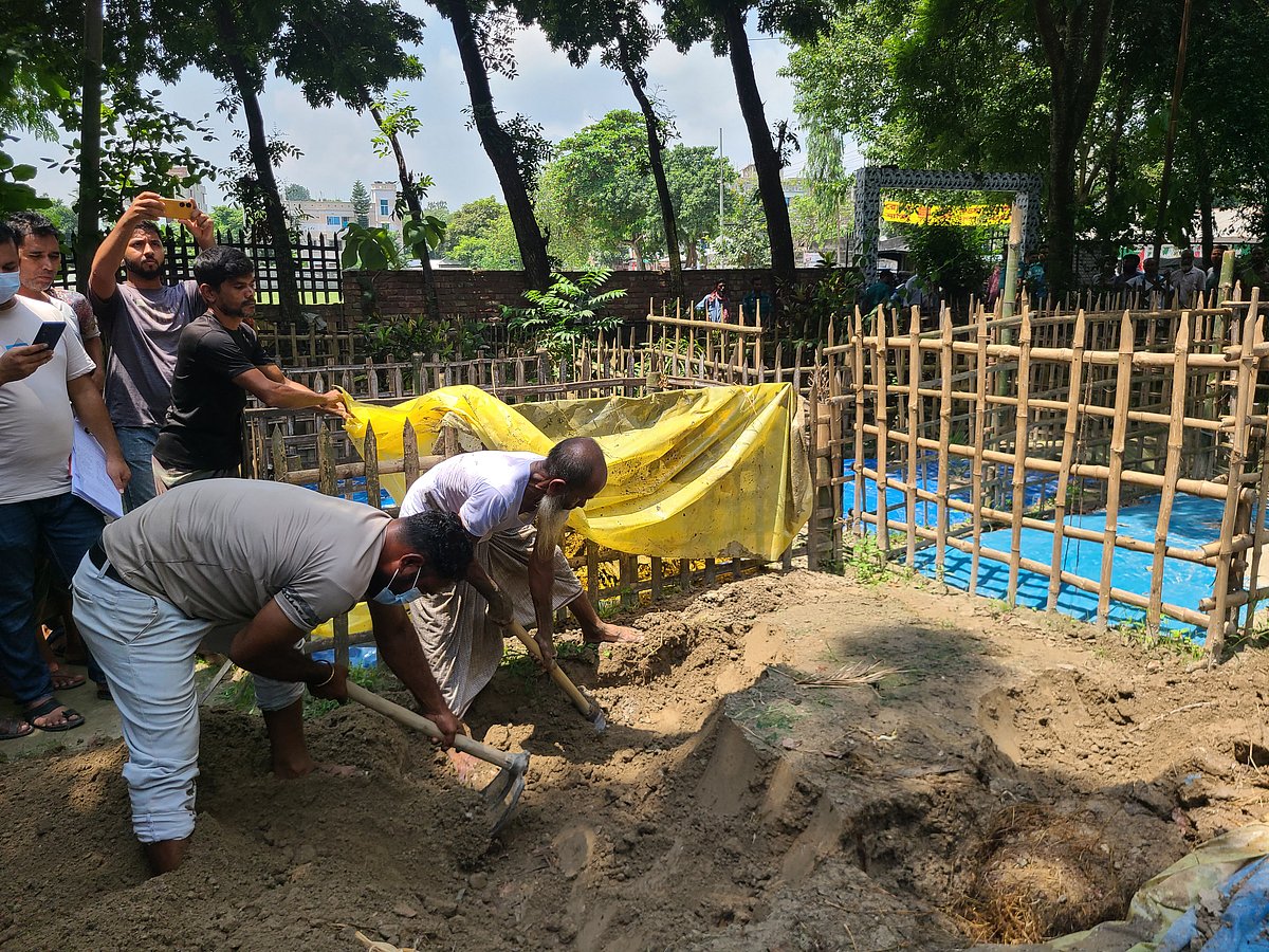 রংপুর নগরের শালবন মিস্ত্রীপাড়া কবরস্থান থেকে গতকাল সোমবার ময়নাতদন্তের জন্য সাজ্জাদ হোসেনের লাশ তোলা হয়