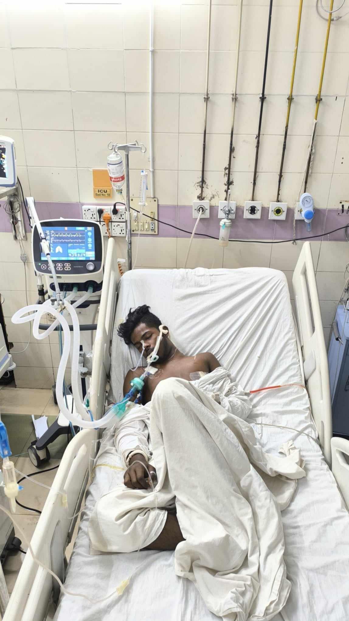 ময়মনসিংহ মেডিকেল কলেজ হাসপাতালের আইসিইউতে চিকিৎসাধীন মাজেদুল ইসলাম। ১০ আগস্ট তোলা। পরে সন্ধ্যায় তাঁর মৃত্যু হয়।