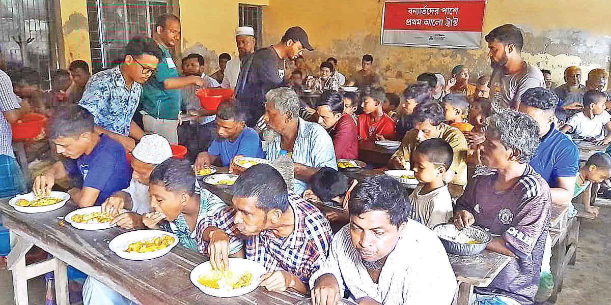 নোয়াখালীতে প্রথম আলো ট্রাস্টের উদ্যোগে বন্যার্ত মানুষের মধ্যে খাবার বিতরণ করা হয়। গতকাল দুপুরে বেগমগঞ্জের কুতুবপুর ইউনিয়নের শহীদ আমান উল্যাহ উচ্চবিদ্যালয়ে