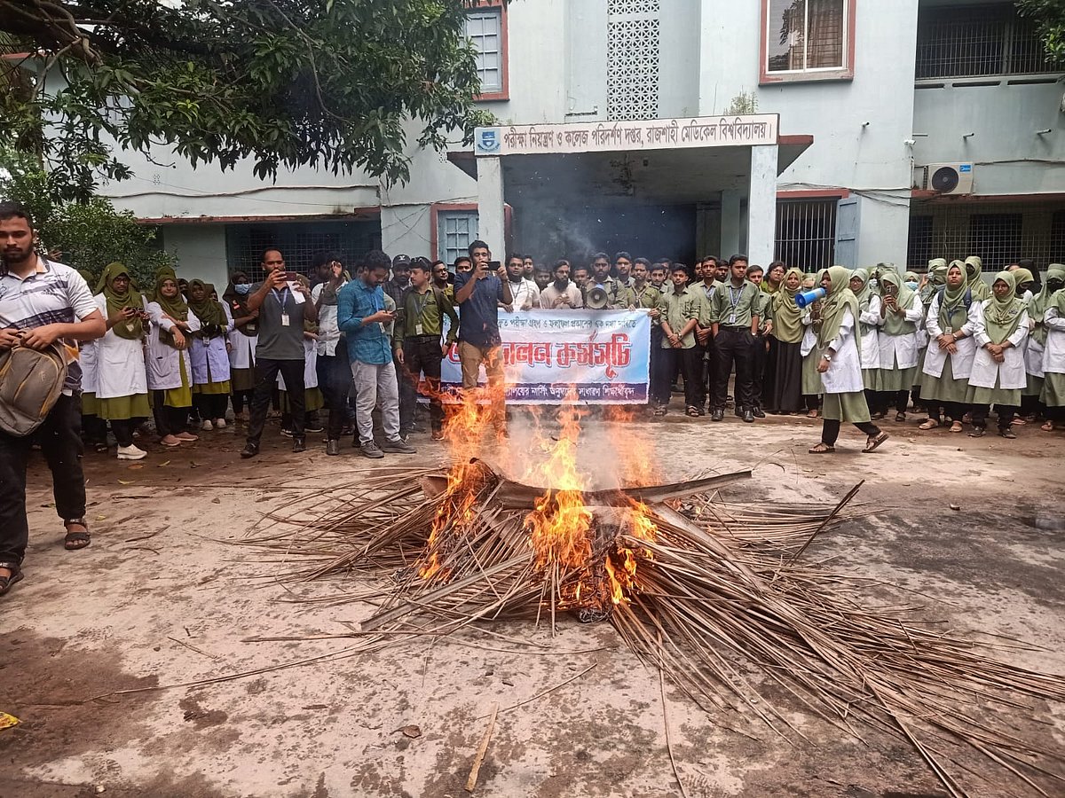 পরীক্ষা নেওয়ার দাবিতে দ্বিতীয় দিনের মতো বিক্ষোভ ও অবস্থান কর্মসূচি পালন করেছেন অঞ্চলের নার্সিং কলেজের শিক্ষার্থীরা। আজ বৃহস্পতিবার সকালে রাজশাহী মেডিকেল বিশ্ববিদ্যালয়ের পরীক্ষা নিয়ন্ত্রক ও কলেজ পরিদর্শকের দপ্তরের কার্যালয়ের সামনে