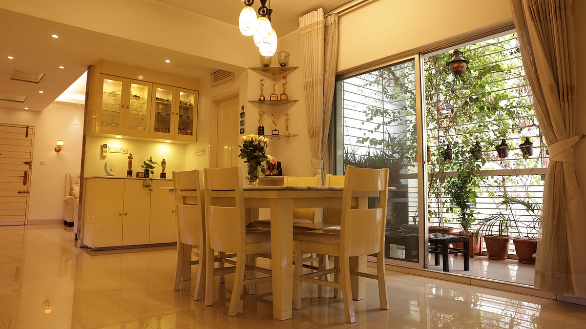 শুদ্ধতা, পরিচ্ছন্নতার মতো বিষয়গুলো সাদা রঙের সঙ্গে জড়িয়ে থাকার কারণে অনেকেই দেয়ালে এই রঙের ব্যবহার করেন