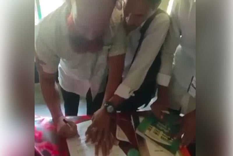 জোর করে অধ্যক্ষের কাছ থেকে পদত্যাগপত্রে স্বাক্ষর করিয়ে নেওয়া হচ্ছে। নবকাম পল্লী বিশ্ববিদ্যালয় কলেজে বৃহস্পতিবার