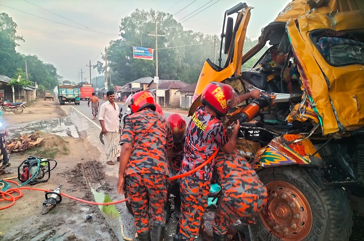 দুমড়েমুচড়ে যাওয়া ট্রাক থেকে আহত ট্রাকচালক ও চালকের সহকারীকে উদ্ধার করেন ফায়ার সার্ভিসের সদস্যরা। আজ শুক্রবার সকালে দিনাজপুরের ঘোড়াঘাট উপজেলার কানাগাড়ি বাজারে