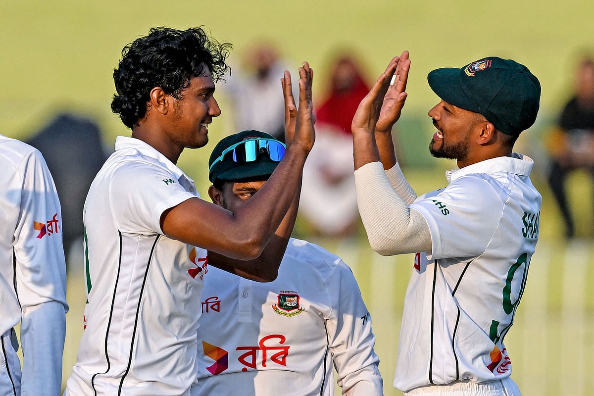 পাকিস্তান সফরে উইকেট নিয়ে উদ্‌যাপন করেছেন হাসান মাহমুদ