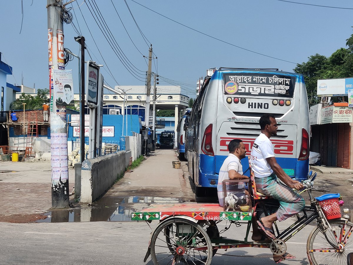 কুষ্টিয়ায় বাসশ্রমিকদের কর্মবিরতিতে বাস চলাচল বন্ধ। আজ সকাল ১০টায় মজমপুর বাস ডিপো এলাকায়
