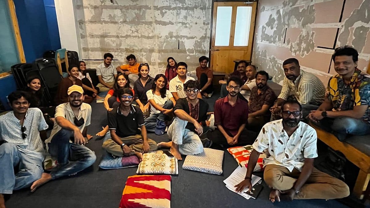 আজ শনিবার রাজধানীর নিকেতনে ‘সংস্কারকামী পেশাজীবী সাধারণ অভিনয়শিল্পী’র ব্যানারে এক হয়েছিলেন তাঁরা।