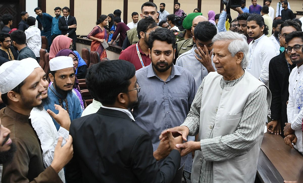 প্রধান উপদেষ্টা ড. মুহাম্মদ ইউনূস বৈষম্যবিরোধী ছাত্র আন্দোলনের শিক্ষার্থীদের সঙ্গে কুশল বিনিময় করেন। আজ রোববার তেজগাঁওয়ে প্রধান উপদেষ্টার কার্যালয়ে