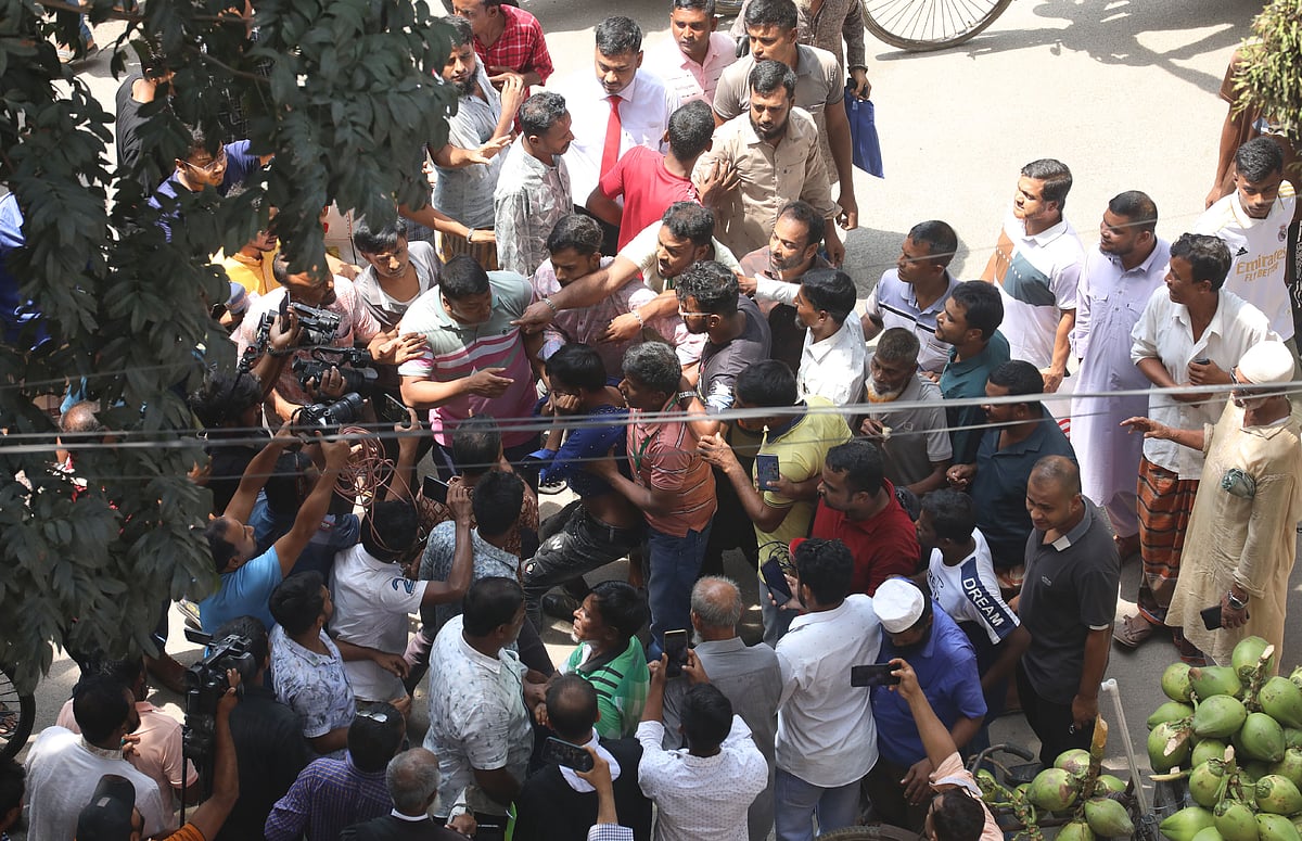 হিরো আলমকে কিলঘুষি মারার পর কান ধরে ওঠবস করানো হয়। রোববার বগুড়ার আদালত প্রাঙ্গণে