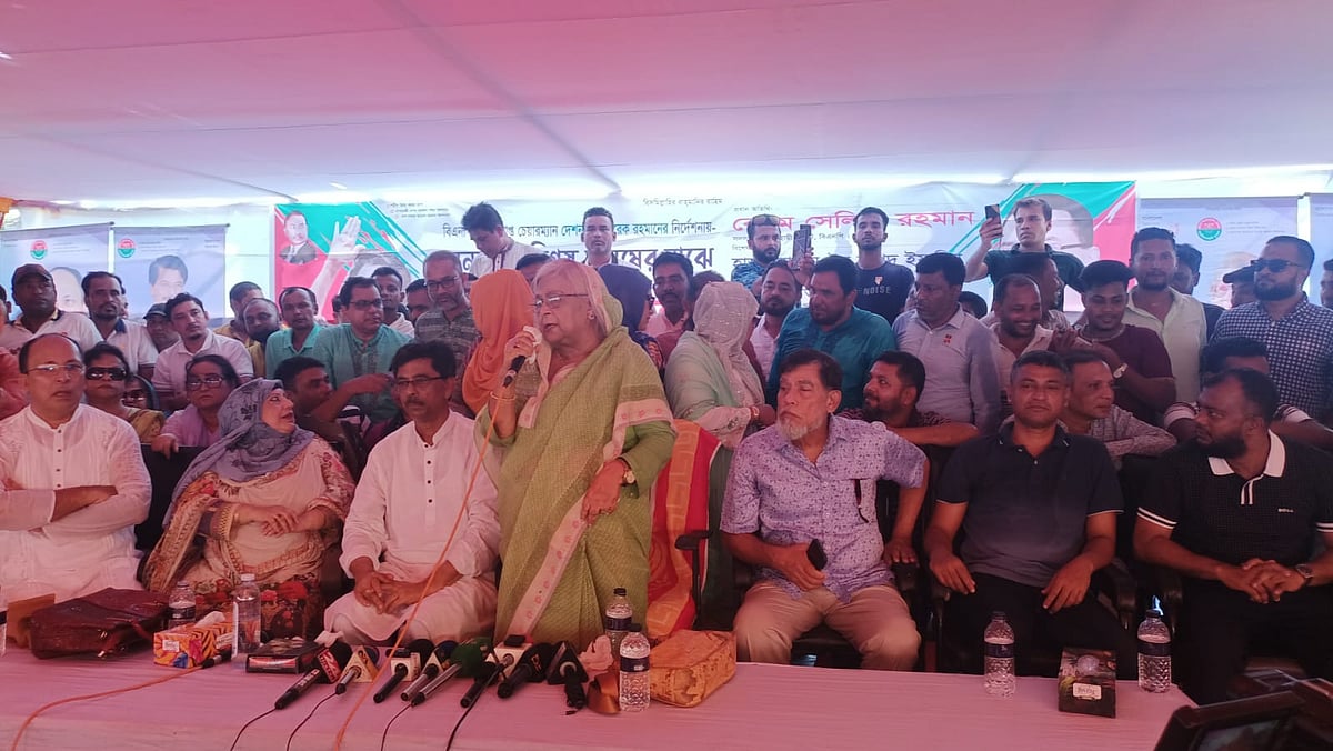 কুমিল্লার ব্রাহ্মণপাড়া উপজেলার চান্দলা উচ্চবিদ্যালয় মাঠে আয়োজিত জনসভায় বক্তব্য দিচ্ছেন বিএনপির স্থায়ী কমিটির সদস্য বেগম সেলিমা রহমান। রোববার বিকেলে