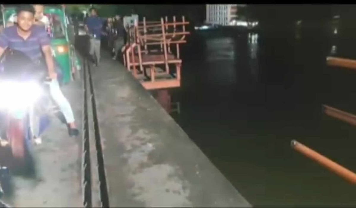 কালুরঘাট সেতুর এই স্থান দিয়ে রেলিং ভেঙে কর্ণফুলী নদীতে পড়ে যায় জিপ গাড়িটি। গতকাল রাতে