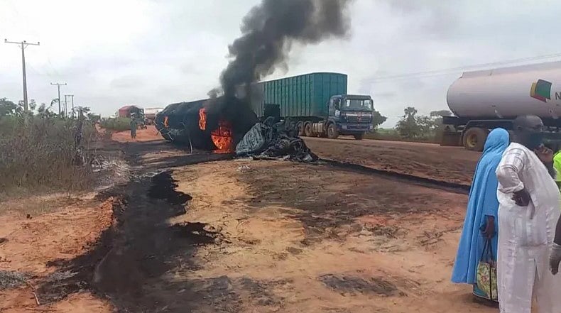 নাইজেরিয়ায় ট্রাক ও জ্বালানি ট্যাংকারের সংঘর্ষের পর বিস্ফোরণ হয়