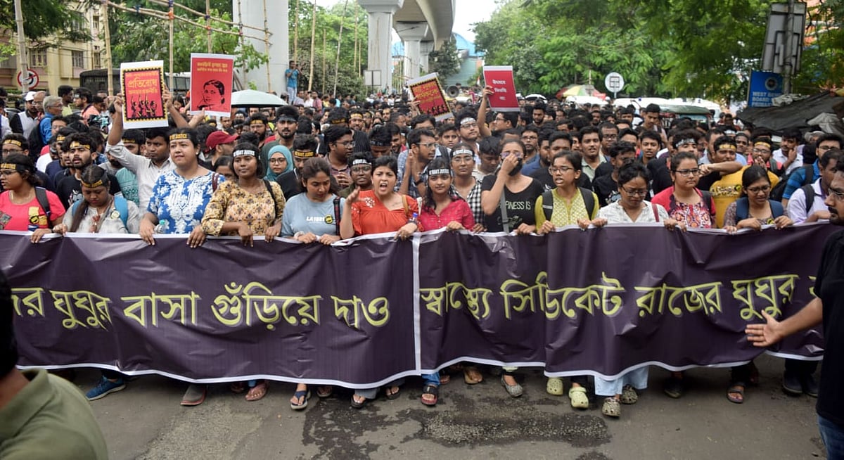 পশ্চিমবঙ্গের আর জি কর মেডিকেল কলেজ হাসপাতালে শিক্ষানবিশ এক চিকিৎসককে ধর্ষণের পর হত্যার ঘটনায় ব্যাপক বিক্ষোভ ছড়িয়ে পড়ে