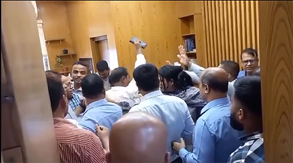 একদল কর্মকর্তা আজ মঙ্গলবার সচিবালয়ে জনপ্রশাসন মন্ত্রণালয়ের সামনে তিন ঘণ্টার বেশি সময় হট্টগোল করেন