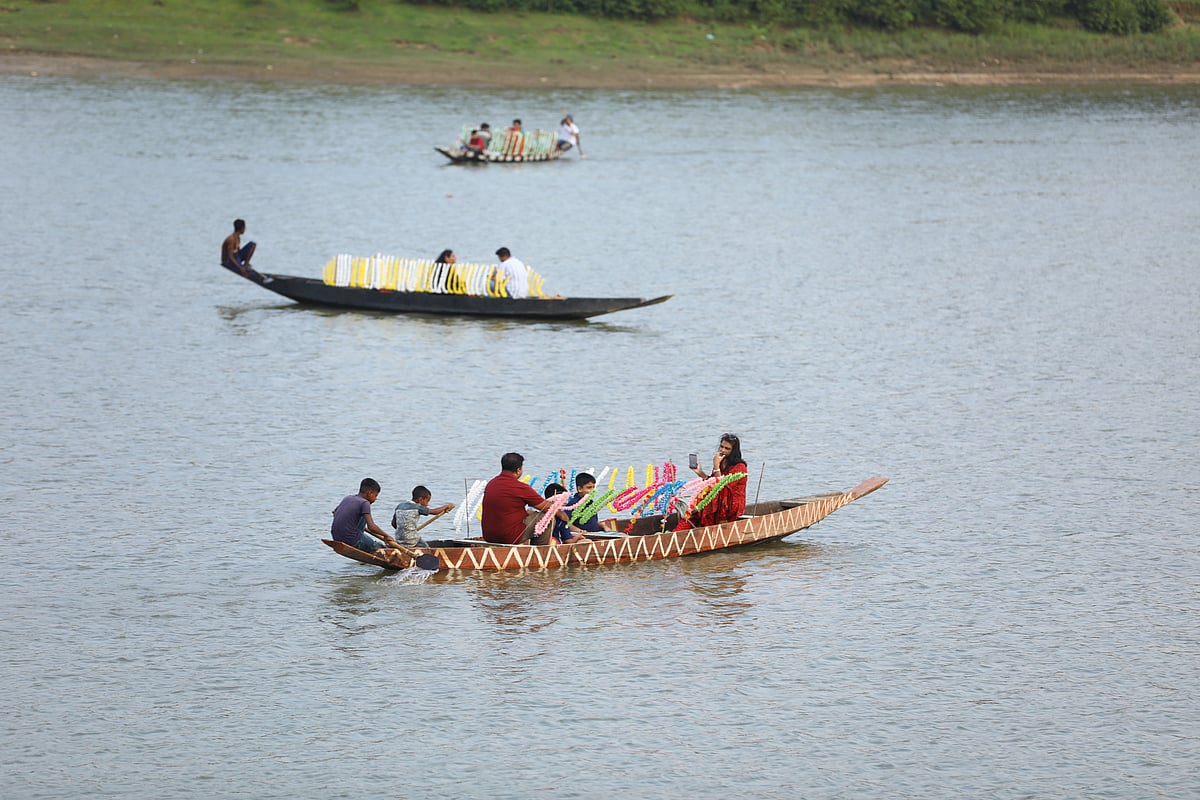সিলেট সদরের বাইশটিলা এলাকার উফতার হাওরে পরিবার-পরিজন নিয়ে নৌকায় ঘুরে বেড়ান অনেকে