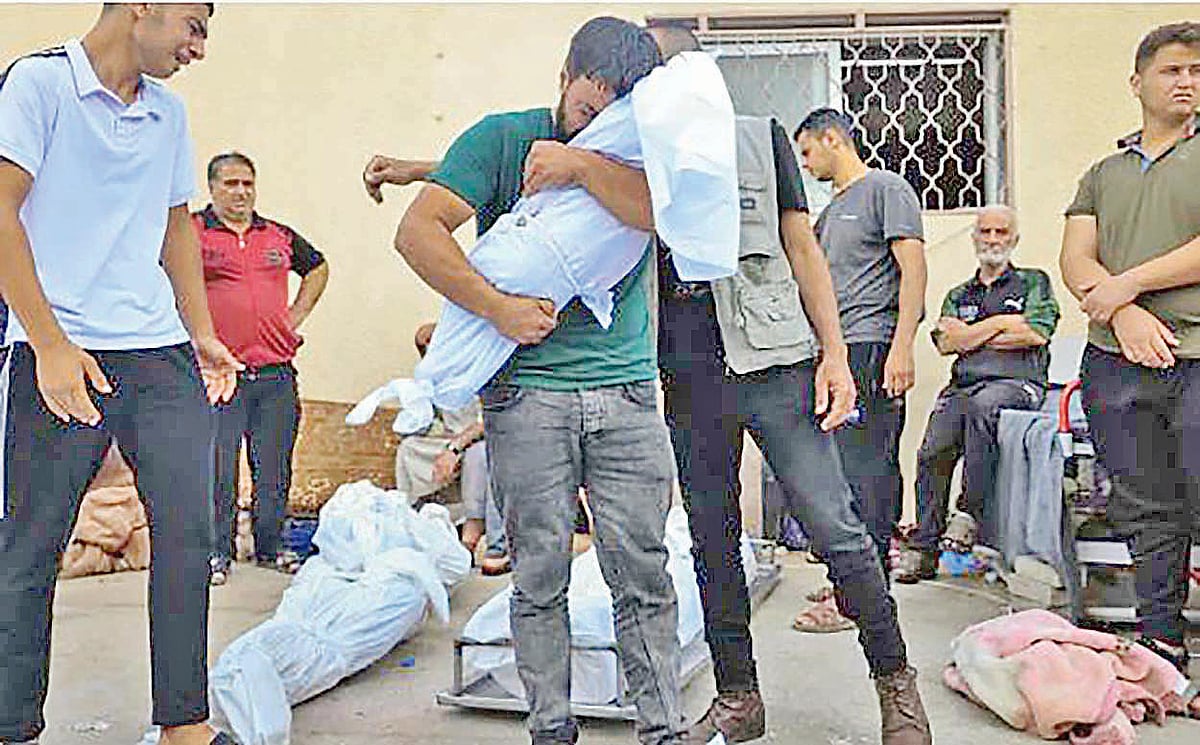 ইসরায়েলি হামলায় নিহত শিশুর লাশ কোলে ফিলিস্তিনির কান্না